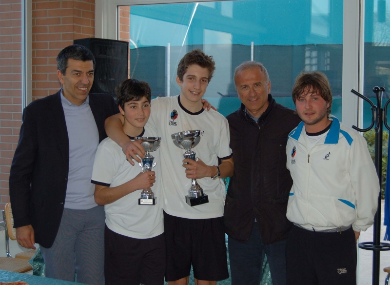Alessio Bulletti e Filippo Fratini con il presidente Benvenuti, il diesse Fratini e il maestro Caneschi