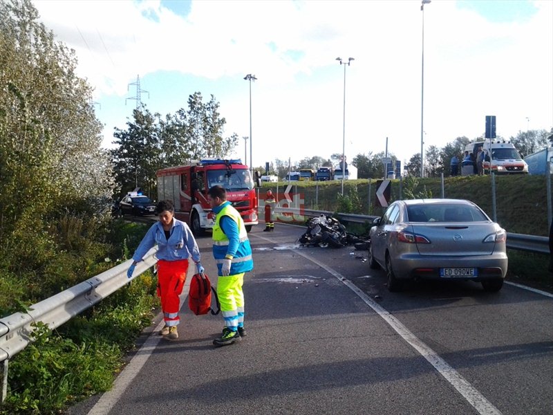 La moto e l'auto coinvolte nell'incidente