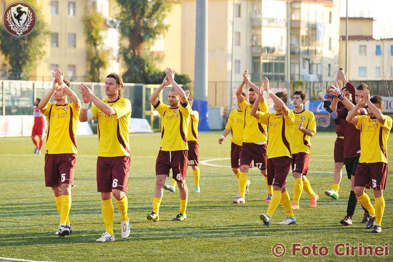 I giocatori salutano i tifosi a fine partita