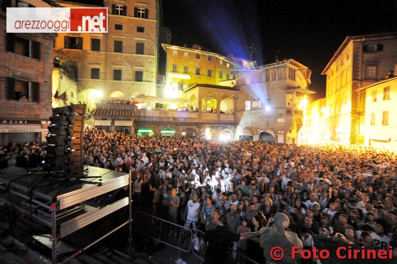 Piazza del comune, a Cortona, durante il concerto di Jovanotti