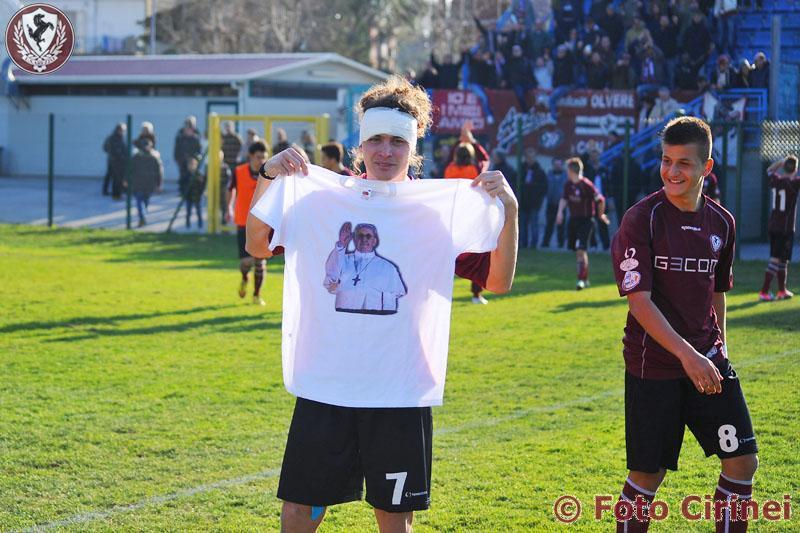 Horacio Martinez mostra la dedica al Papa