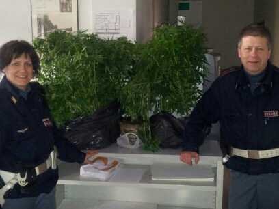 polizia-con-marijuana.jpg